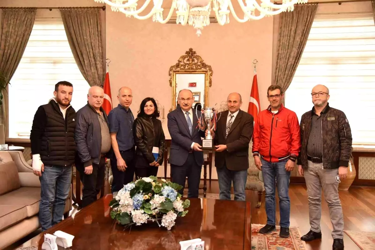 Vali Karadeniz, şampiyon Sağır Spor Derneği\'ni ağırladı