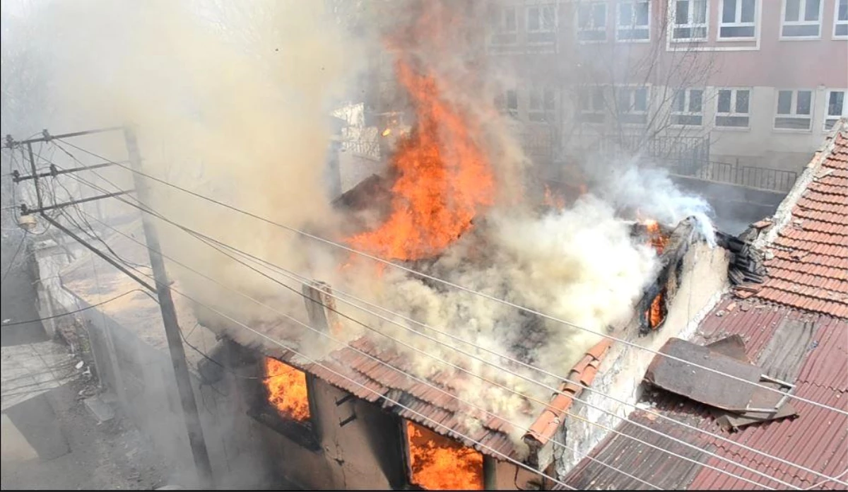 Son dakika haber... Yıkım kararı verilen metruk ev alev topuna döndü