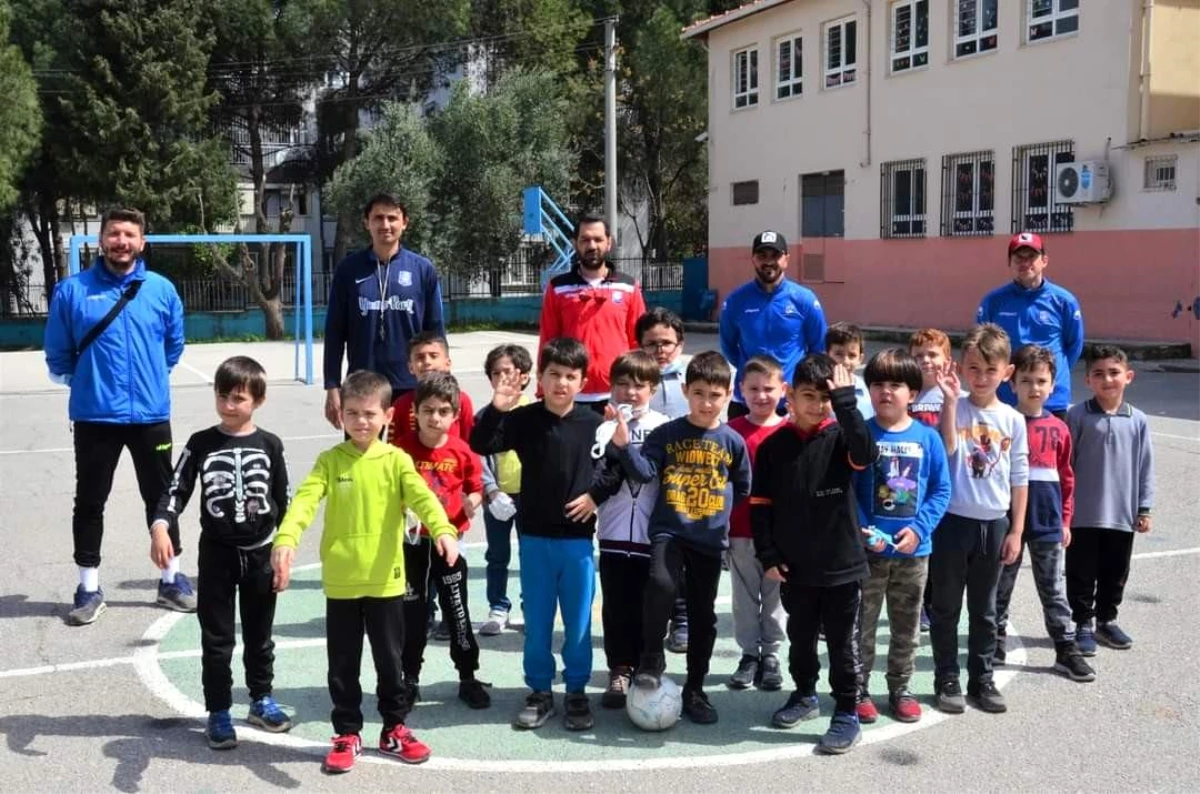 Yunusemre Belediyespor\'dan Laleli İlkokulunda futbolcu taraması