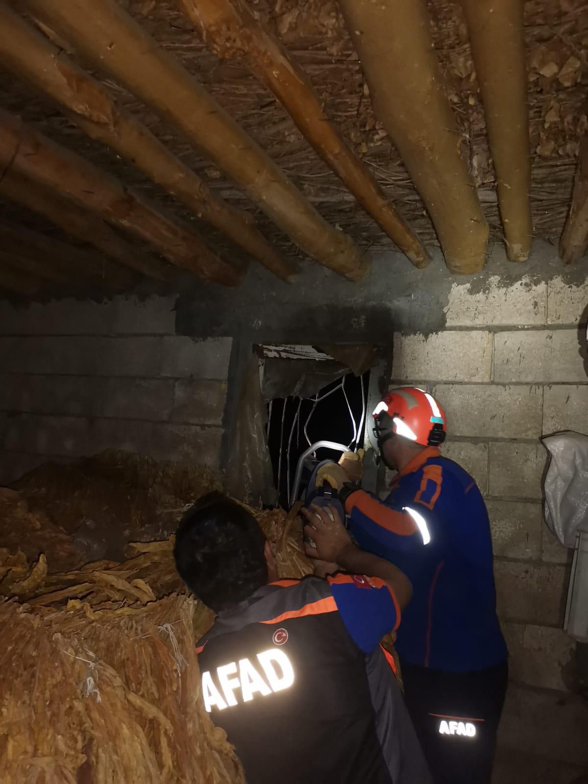 Adıyaman\'da başı pencerenin korkuluğuna sıkışan köpek kurtarıldı