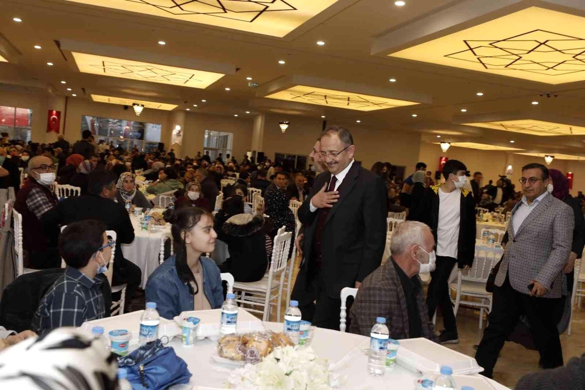 AK Parti Yerel Yönetimler Başkanı Mehmet Özhaseki iftarını Sincan\'da yaptı