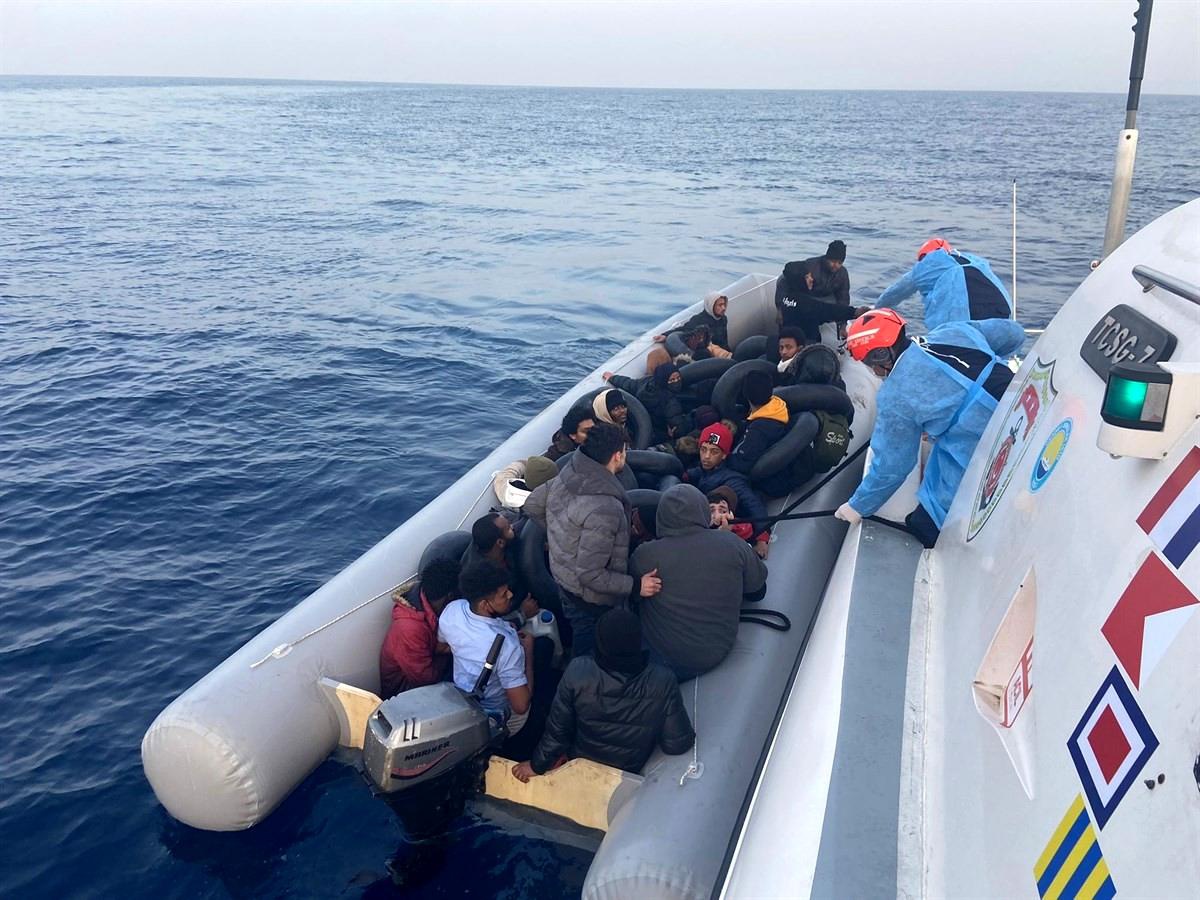 Aydın\'da 56 düzensiz göçmen kurtarıldı, 58 göçmen yakalandı