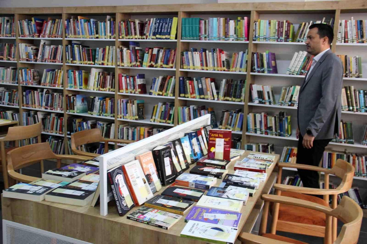 Aydın İl Kültür Müdürü Tuncer, yaklaşık 520 bin liraya donatılan Sultanhisar Kütüphanesi\'ni tanıttı