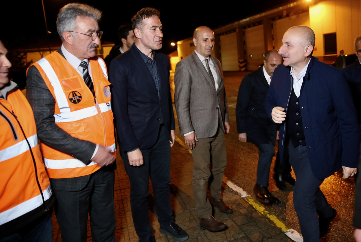 Son dakika haberi: Bakan Karaismailoğlu, Bolu Dağı\'nda Karayolları işçileriyle sahur yaptı