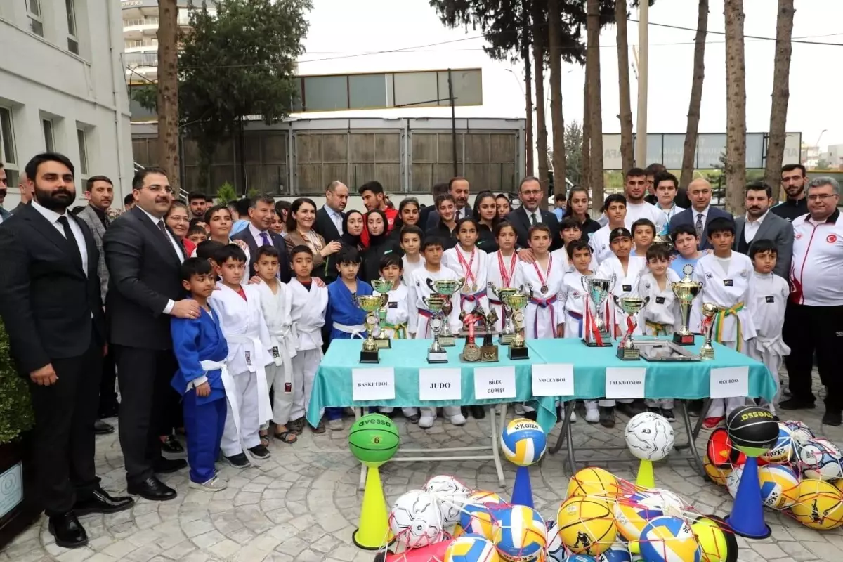 Bakan Kasapoğlu dereceye giren sporculara madalyalarını verdi