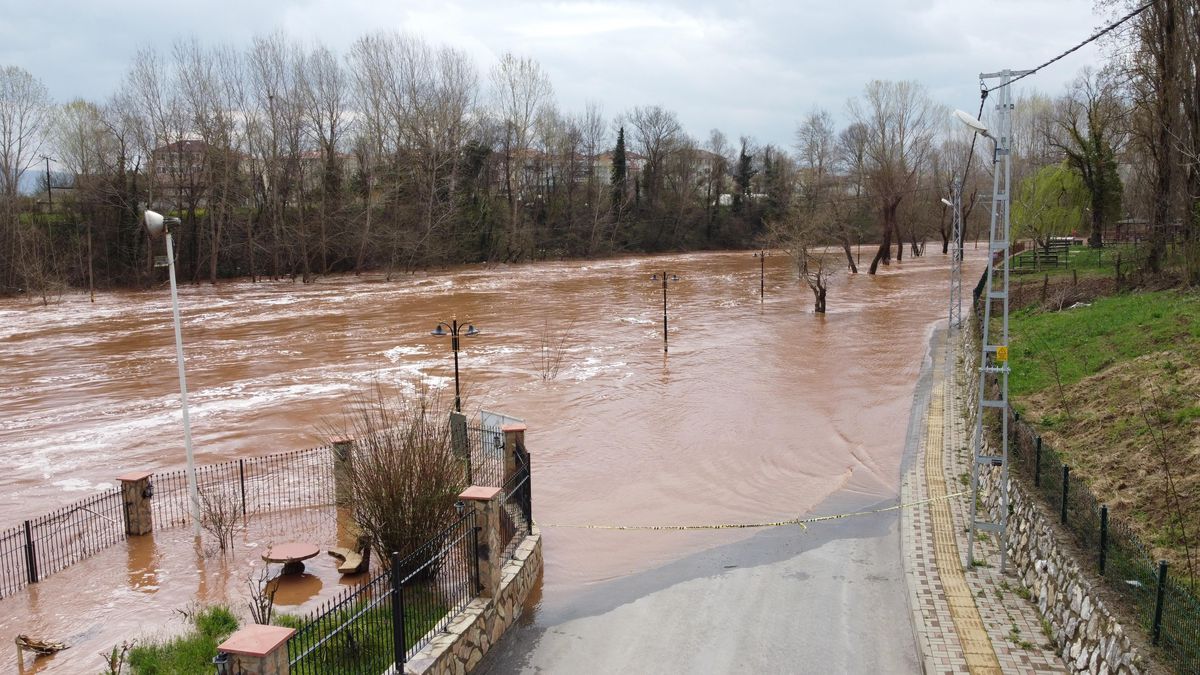 Bartın\'da sağanak ve eriyen kar taşkına neden oldu
