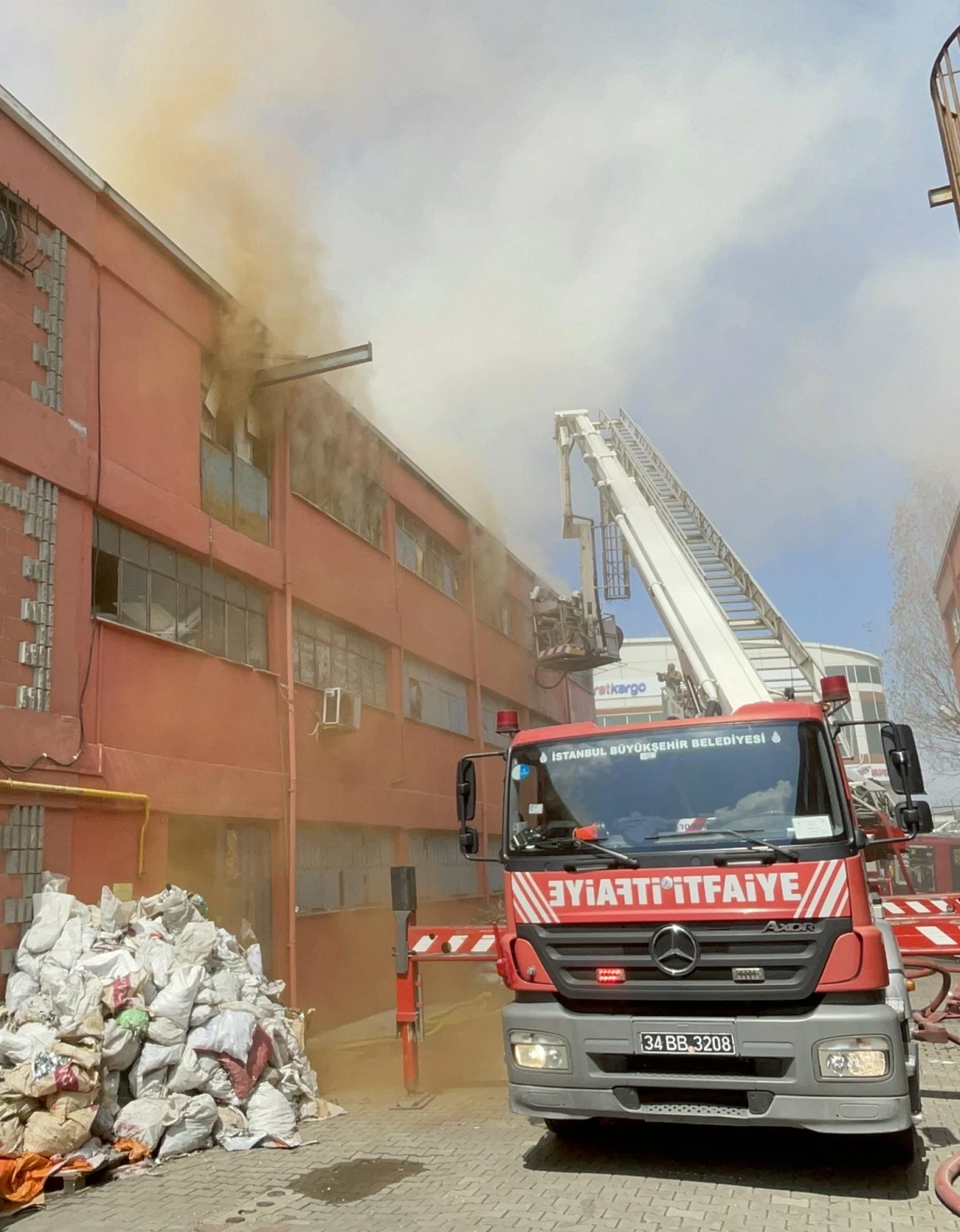 Son dakika haber: Başakşehir\'de sanayi sitesindeki iş yerinde çıkan yangın söndürüldü
