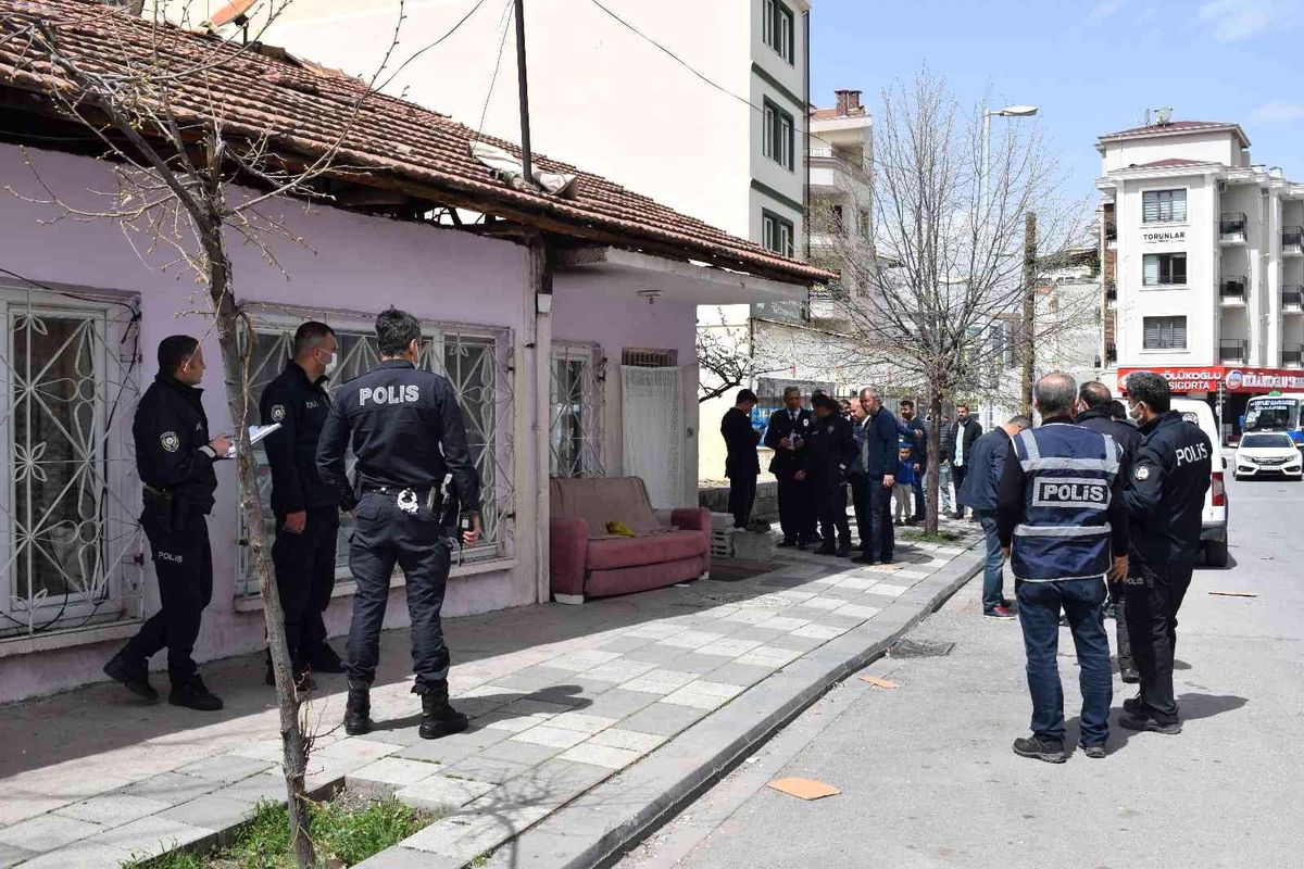 Başından yaralanan genç polisi alarma geçirdi