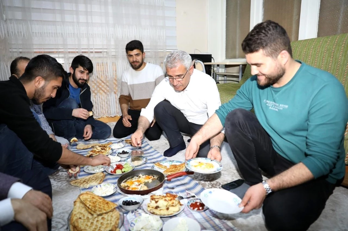 Başkan Güder, sahurda öğrenci evine misafir oldu