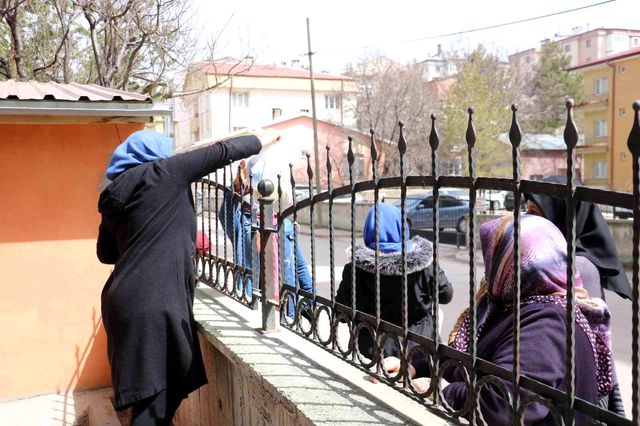 Bu bakkalda para geçmiyor, gelen kimse boş çevrilmiyor