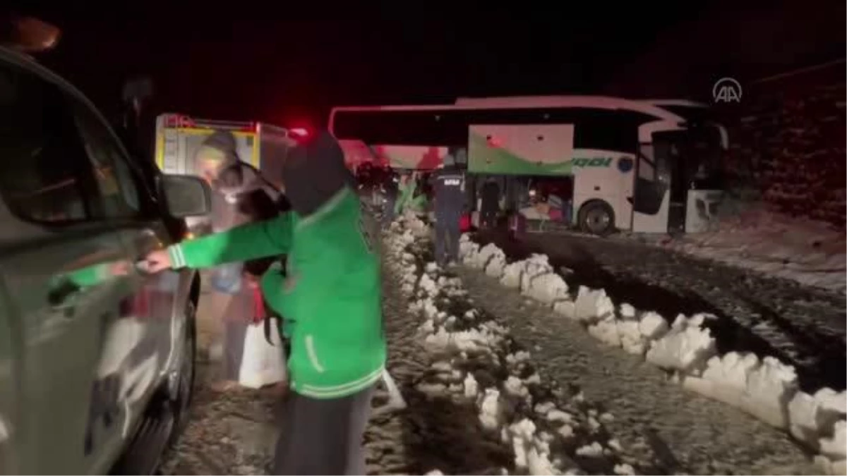 Buzlu yolda kayan yolcu otobüsü istinat duvarına çarptı