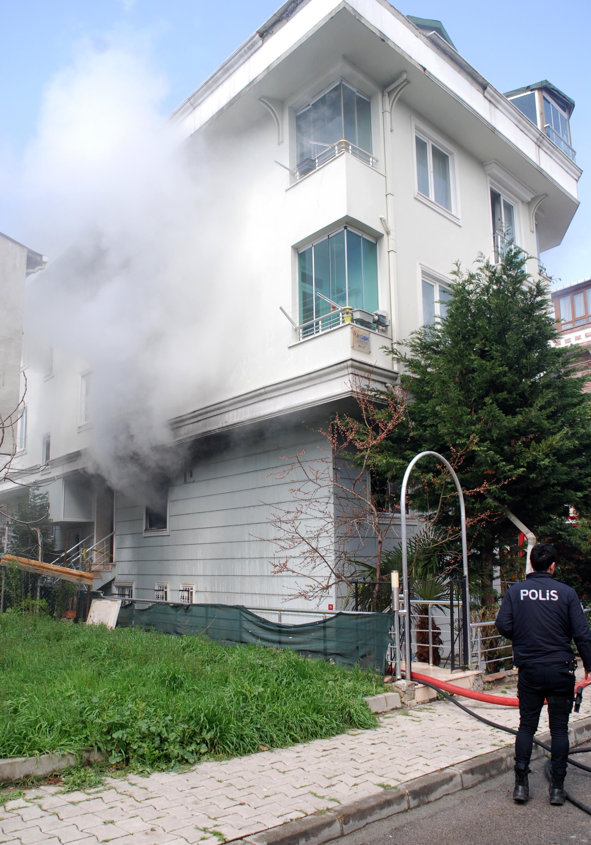 Son dakika haberleri... Çekmeköy\'de apartmanda çıkan yangında 6 kişi dumandan etkilendi