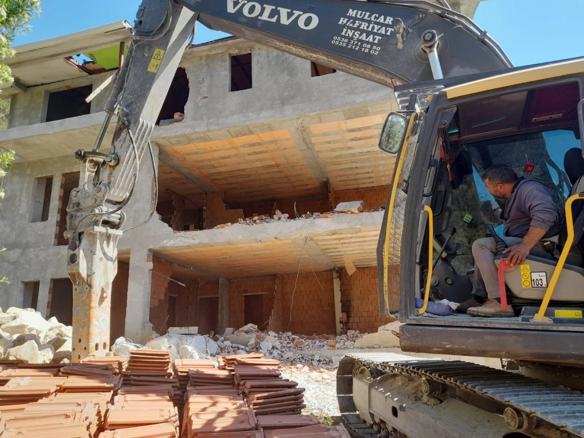 Datça\'da imara aykırı binaların yıkımına devam ediliyor