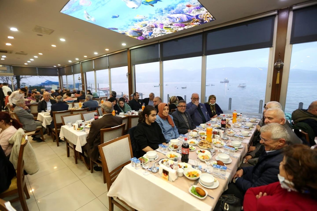 Derince\'de şehit ve gazi yakınları iftara konuk oldu