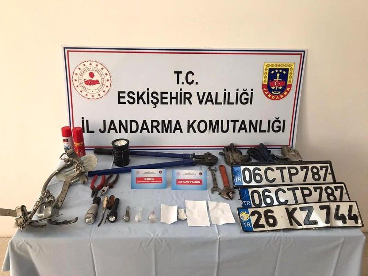 Dört ilçedeki 8 ayrı hırsızlığın şüphelisi 3 kişi yakalandı, 1\'i tutuklandı