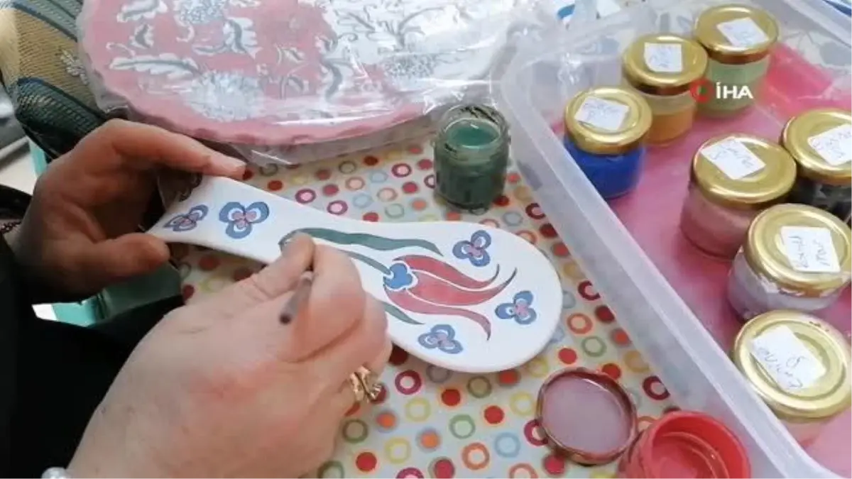 Ev hanımları çini kursunda hem stres atıyor hem aile bütçelerine katkıda bulunuyor