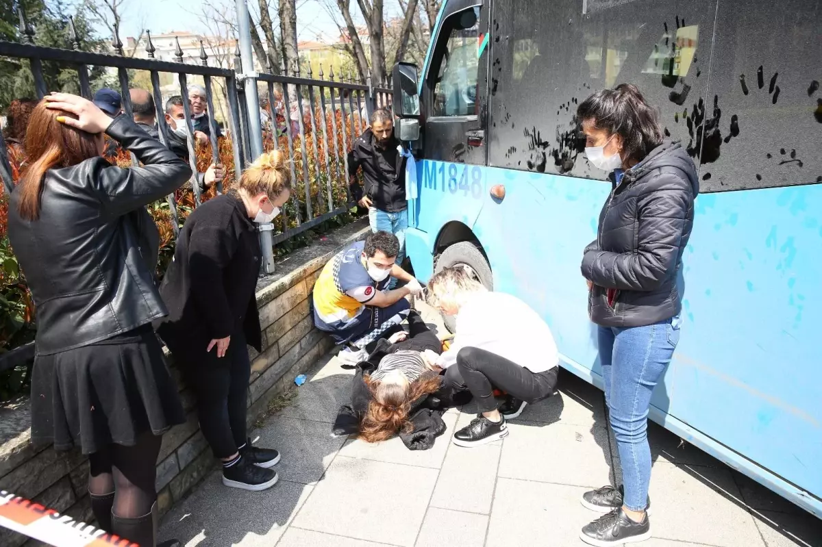 Son dakika haberleri... Kadıköy\'de feci kaza: Kaldırıma çıkan minibüs iki işçiyi ezdi