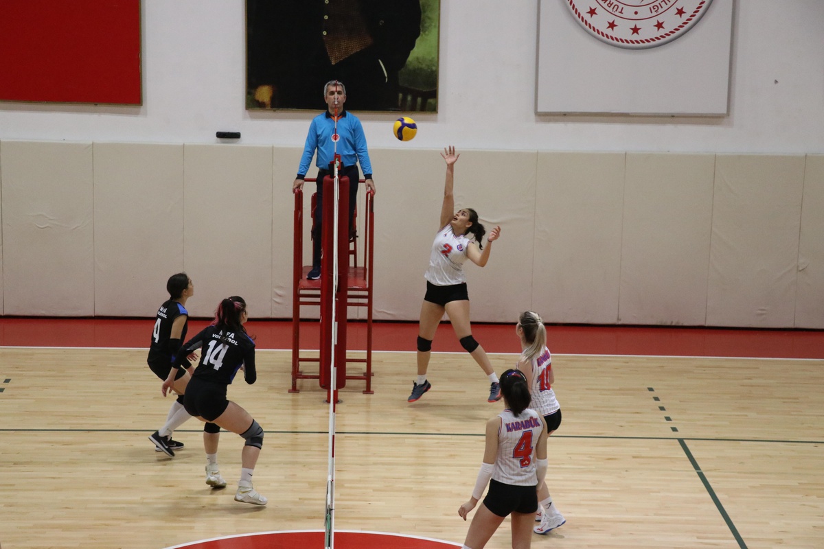 Genç kızlar voleybol grup eleme müsabakaları Karabük\'te düzenleniyor