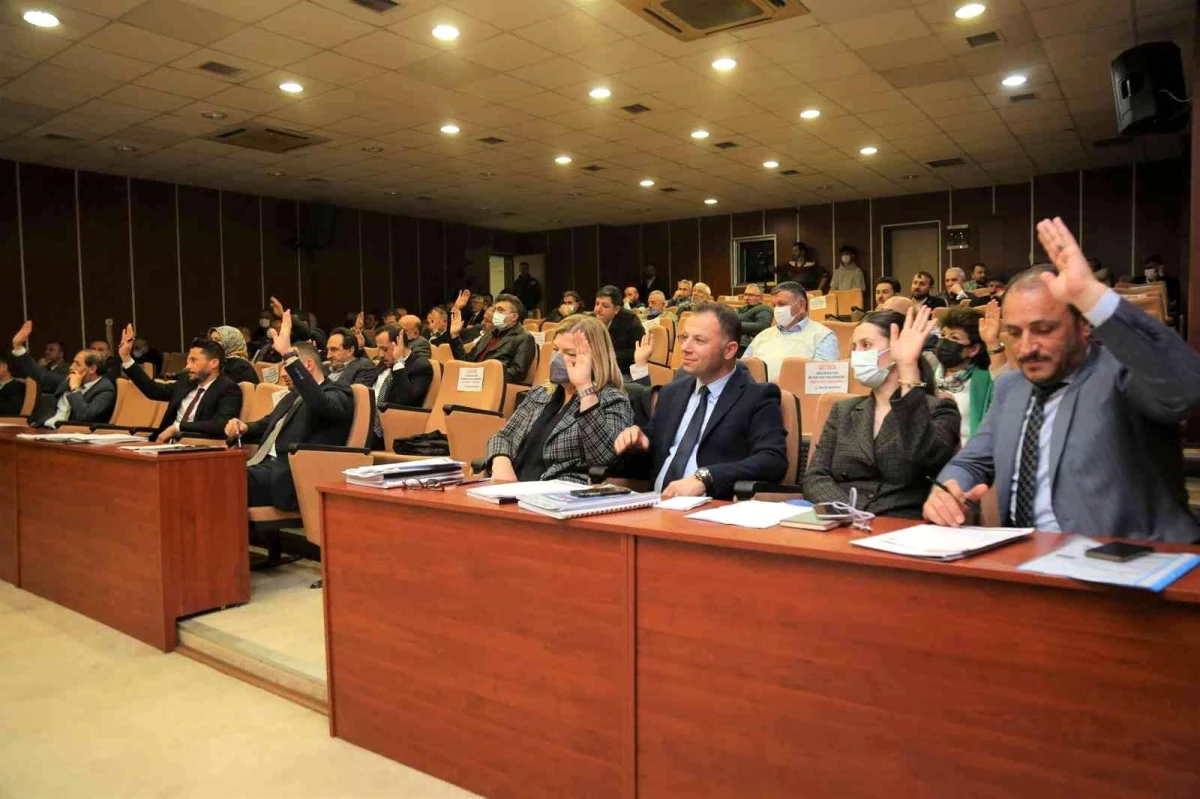 Gölcük Belediyesi meclisinde, iş yerlerinde Türkçe isim kullanılması oy birliğiyle kabul edildi