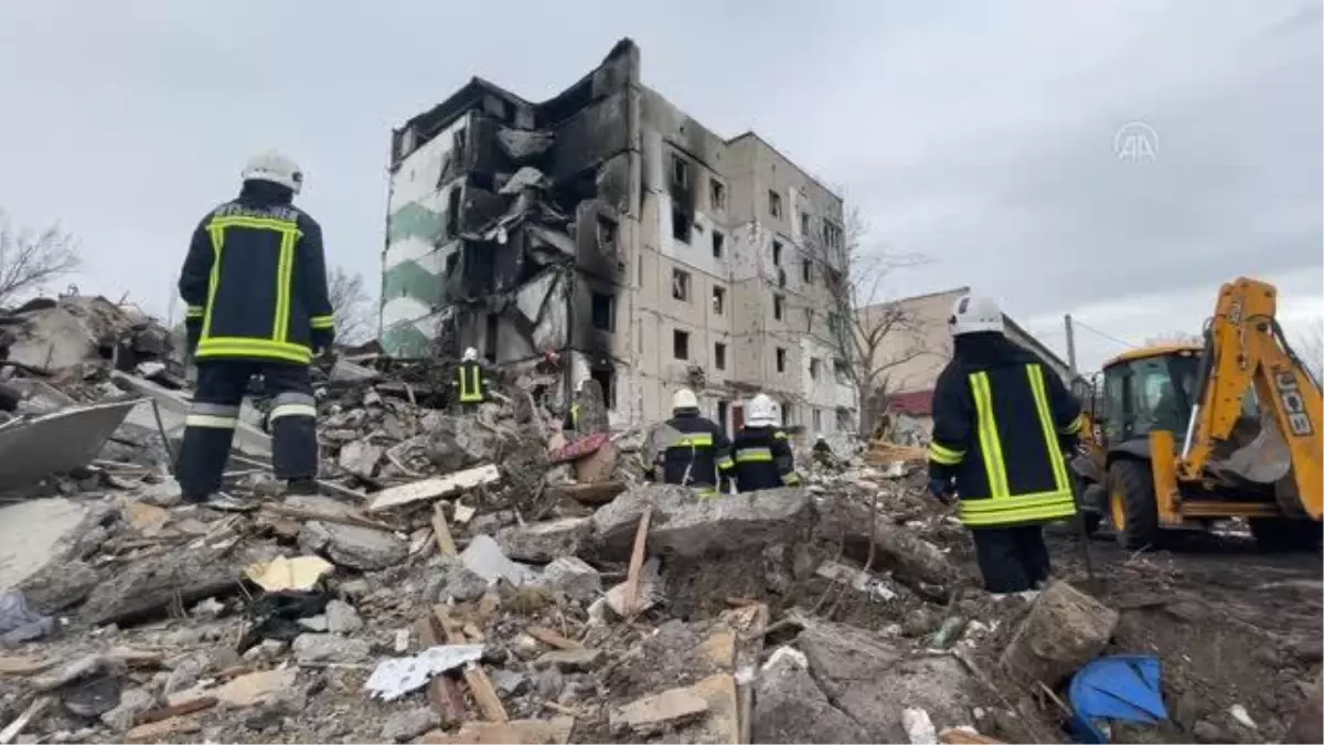 Harabeye dönen Borodyanka'da enkaz kaldırma çalışmaları