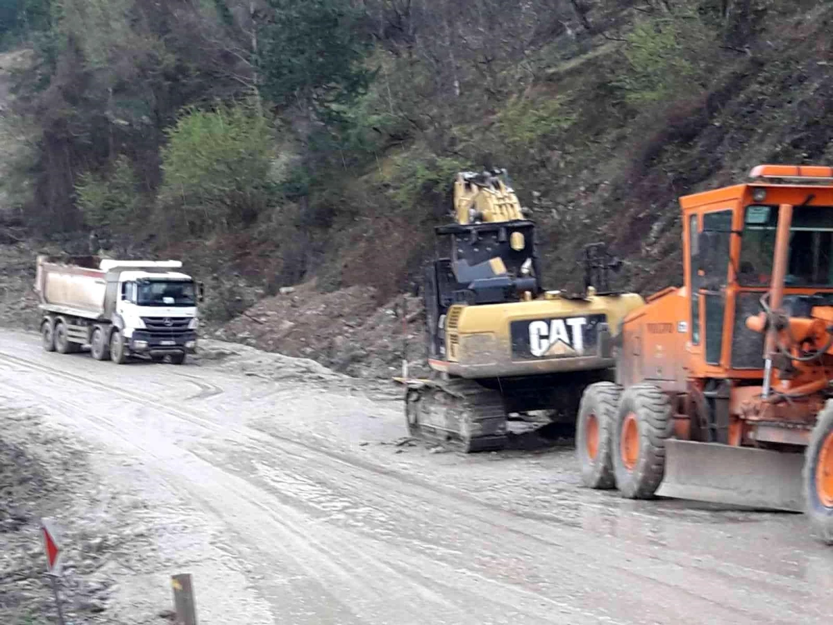 Heyelanın kapattığı yol 7 gündür ulaşıma açılamadı