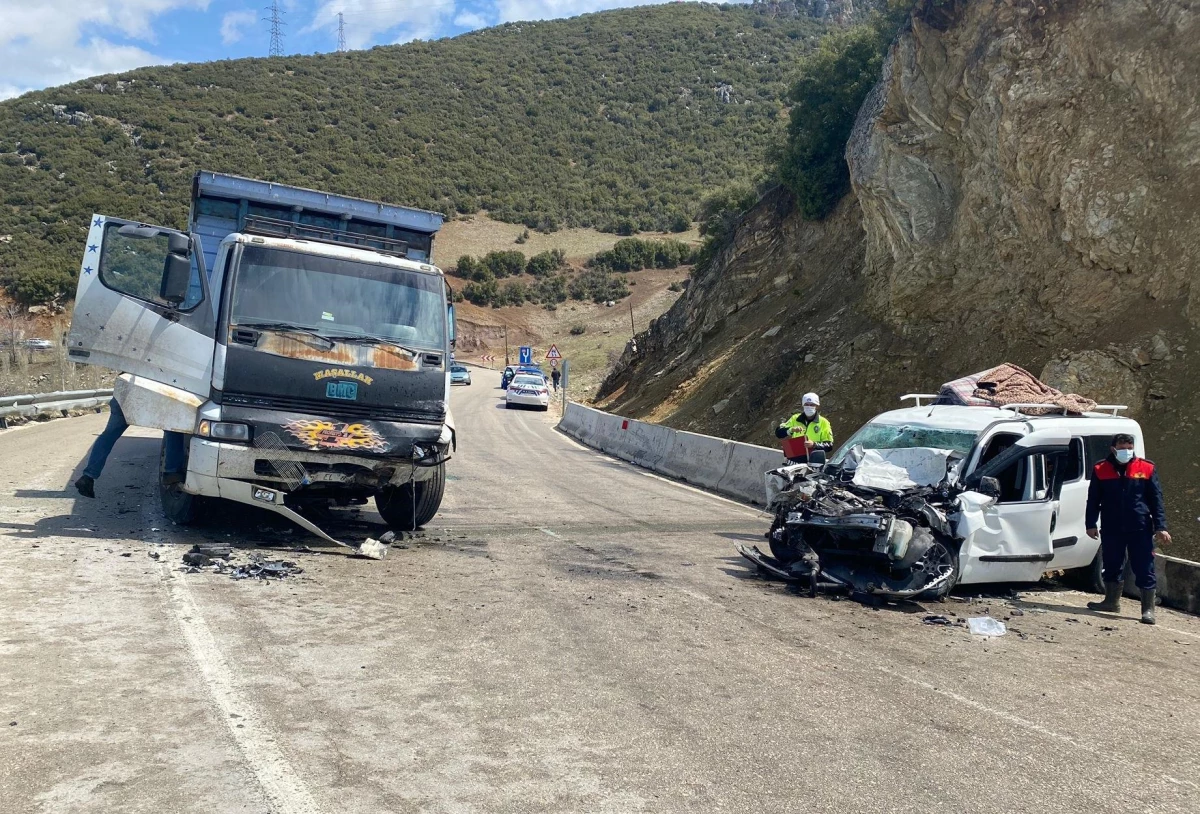 Isparta\'da kamyon ile hafif ticari aracın çarpıştığı kazada 1 kişi öldü