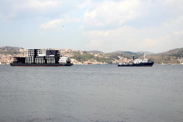 İstanbul Boğazı'ndan '8 katlı apartman' geçti! Vatandaşlar o anları şaşkınlık içinde izledi