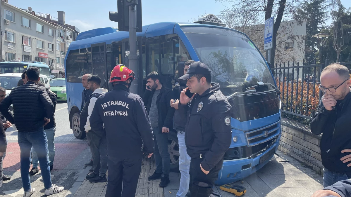 Kadıköy\'de kaldırıma çıkan yolcu minibüsünün çarptığı 2 kişi yaralandı