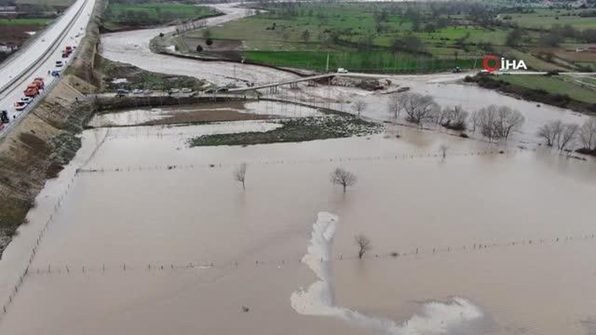 Karabük-Kastamonu kara yolunda heyelan: Trafik tek şeritten sağlanıyor