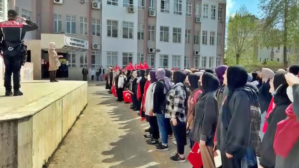 Son dakika haberleri: \'Kavga\' ihbarına giden polislere öğrencilerden İstiklal Marşı sürprizi