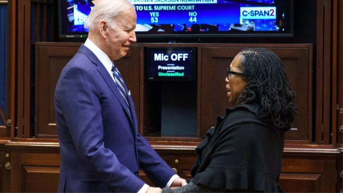 Ketanji Jackson: ABD Senatosu\'nun onayladığı yargıç, Anayasa Mahkemesi\'nin ilk siyah kadın üyesi olacak