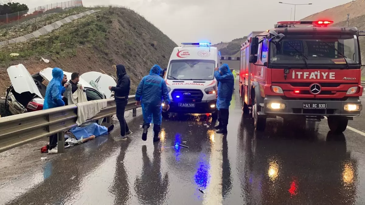 Kuzey Marmara Otoyolunda otomobil yoldan çıktı: 3\'ü ağır, 4 yaralı