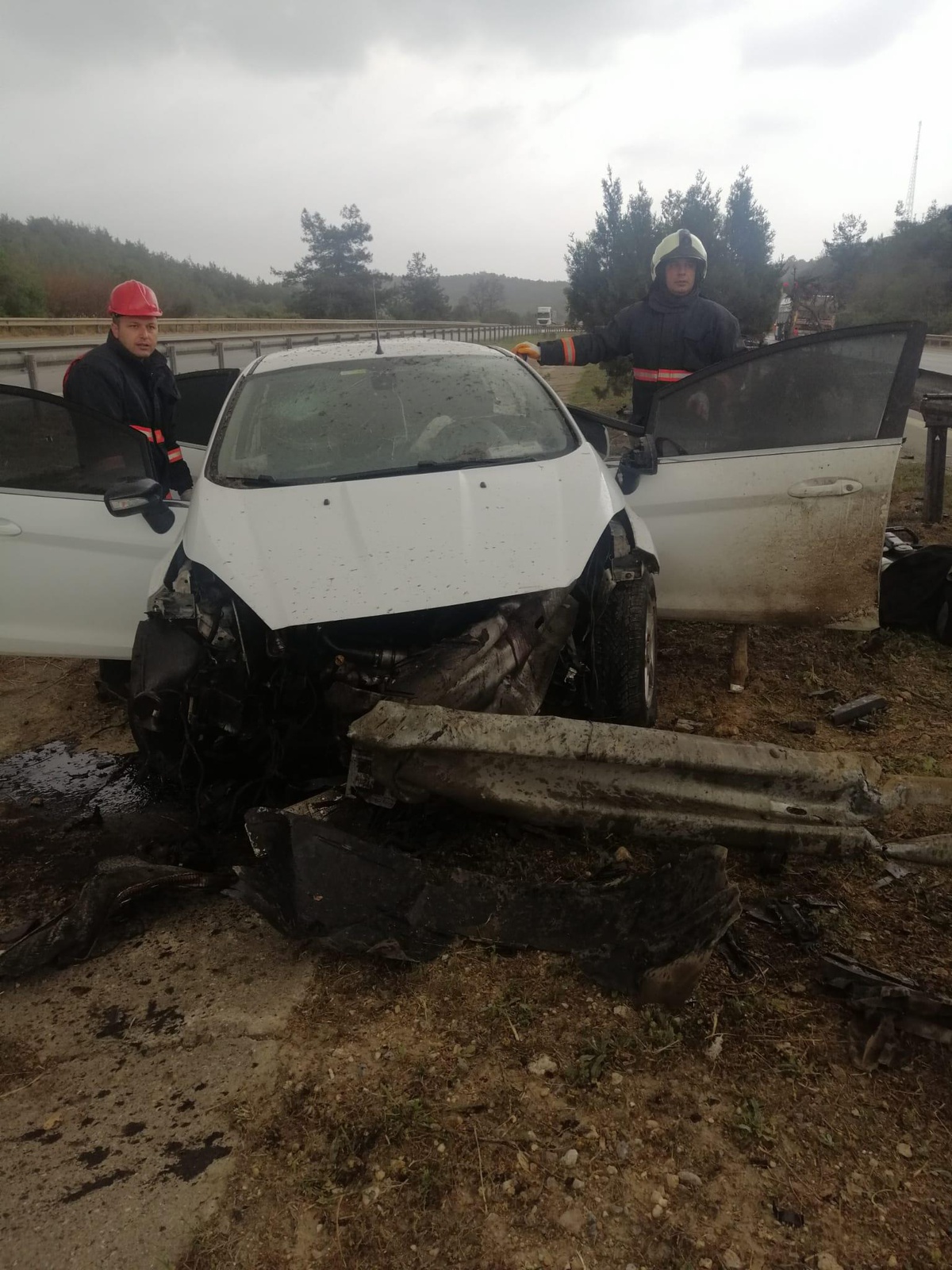 Mersin\'de bariyerlere çarpan otomobilin sürücüsü yaşamını yitirdi