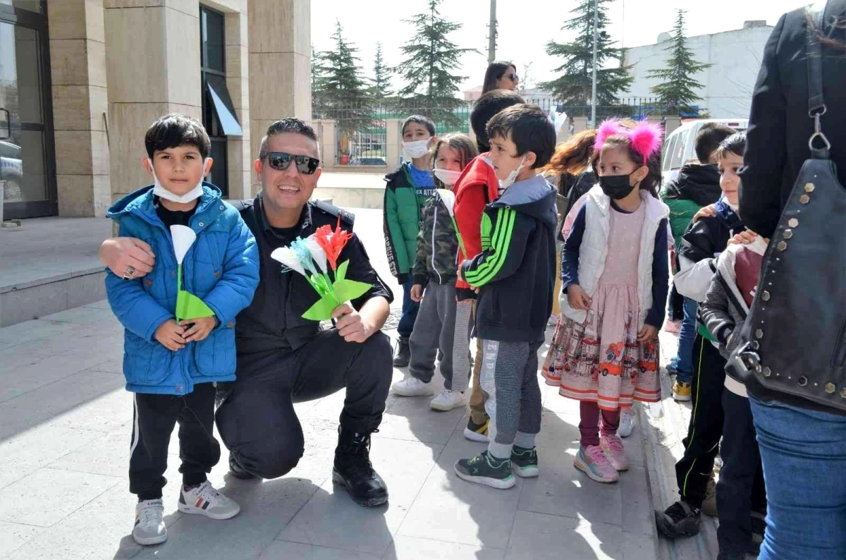 Miniklerden polislere çiçekli ve resimli sürpriz
