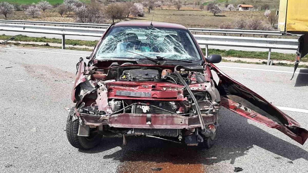 Kırıkkale\'de bariyerlere çarpan otomobildeki 2 kişi yaralandı