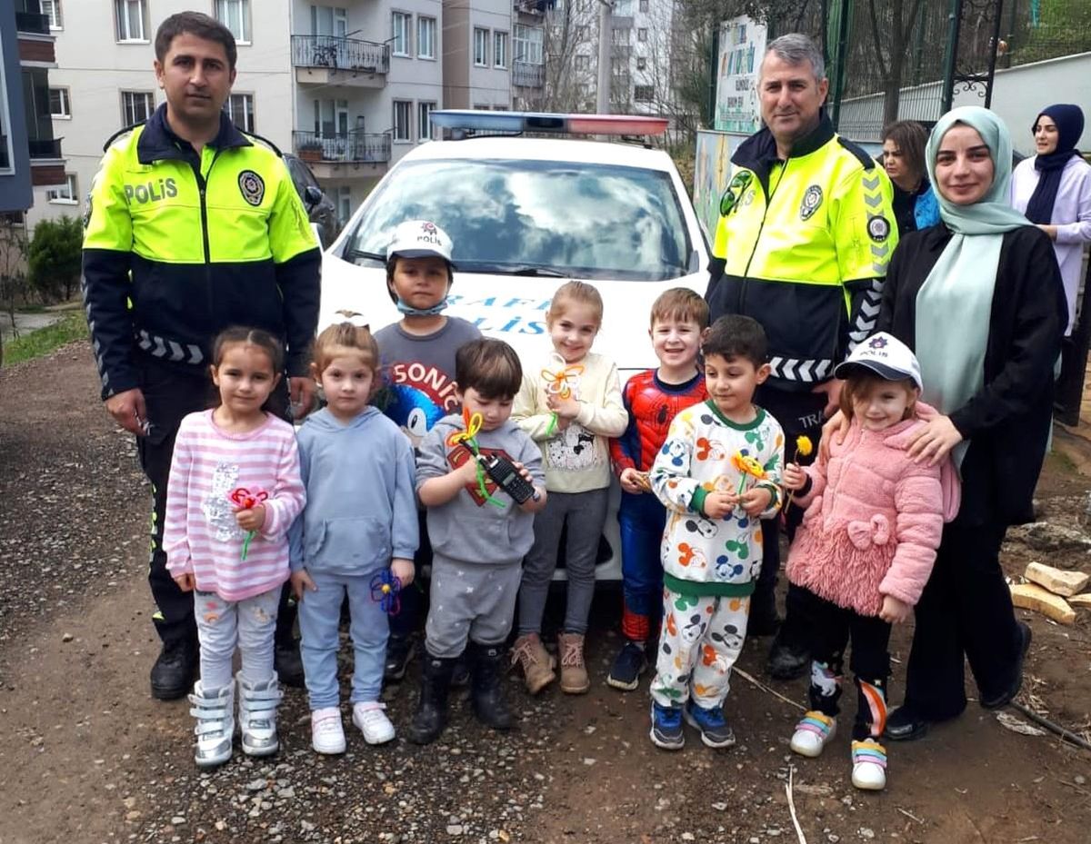 Son dakika haberleri! Polis ekipleri, kreşteki çocuklara görevlerini anlattı