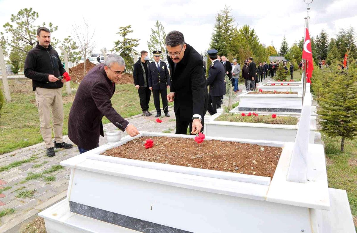 Son dakika haberleri | Polis Haftası\'nda şehitler kabirleri başında anıldı