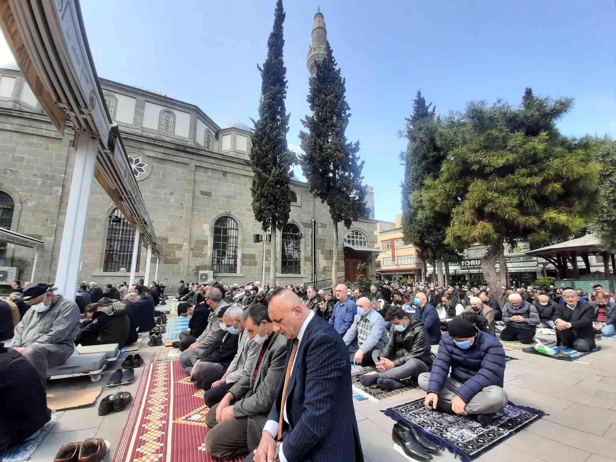 Ramazan\'ın ilk cuması saflar dışarı taştı