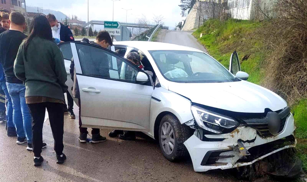 Samsun\'da otomobil toprak duvara çaptı: 4 yaralı