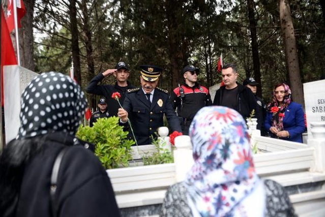 Son dakika haberleri | Şehit polisin mezarındaki plaketler duygulandırdı