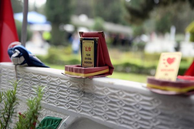 Son dakika haberleri | Şehit polisin mezarındaki plaketler duygulandırdı