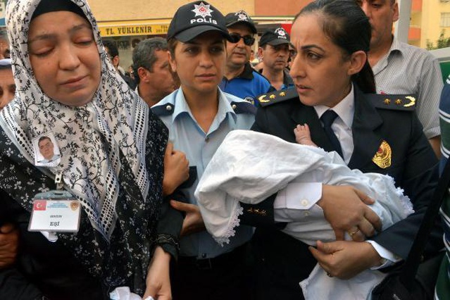 Son dakika haberleri | Şehit polisin mezarındaki plaketler duygulandırdı