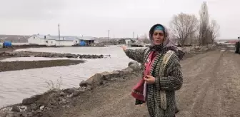 Son dakika! Sel sularının bastığı evinin etrafından ayrılmıyor