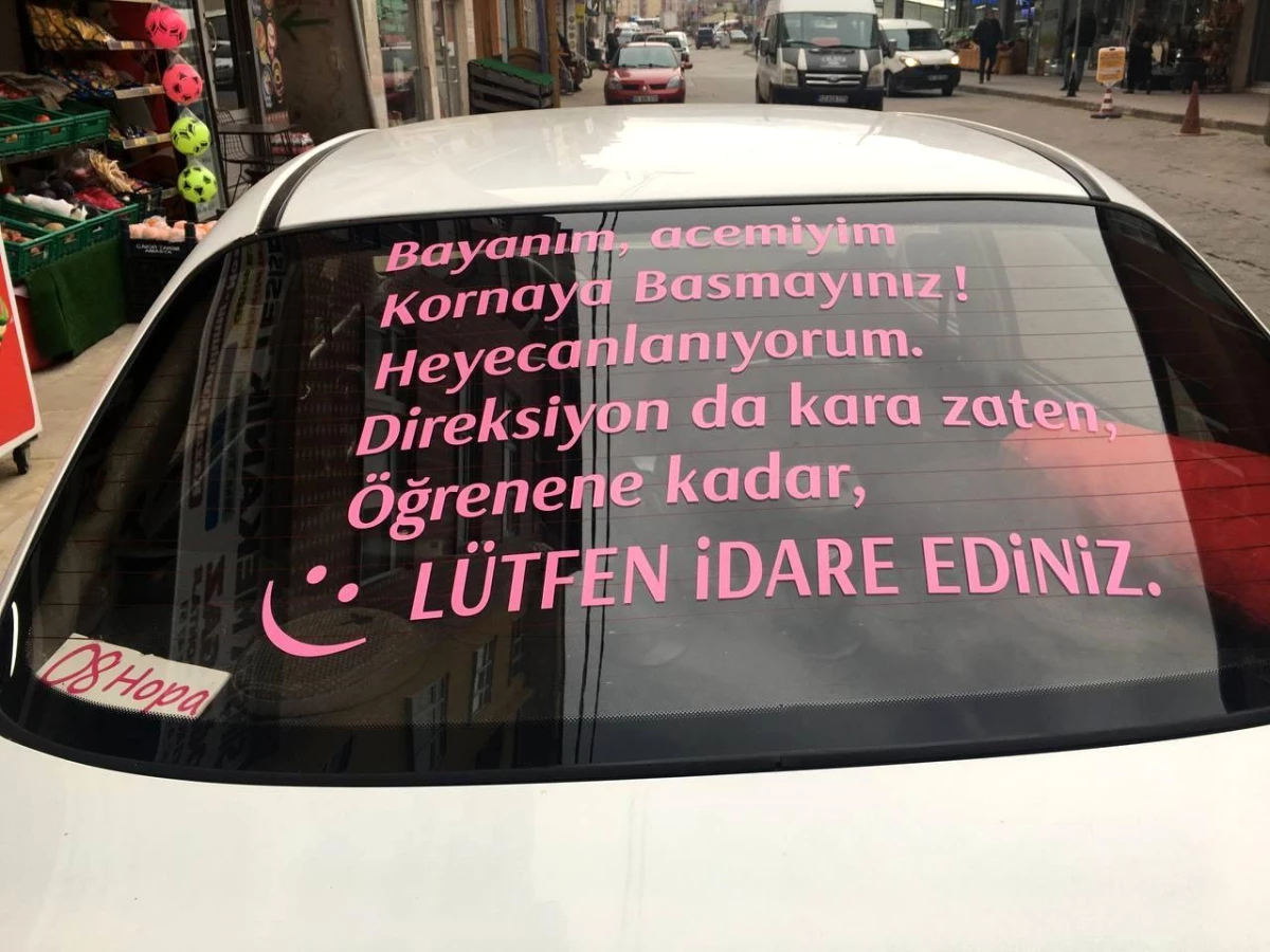 Sürücü adayı eşi için arabasının arkasına yazdığı yazı gülümsetiyor