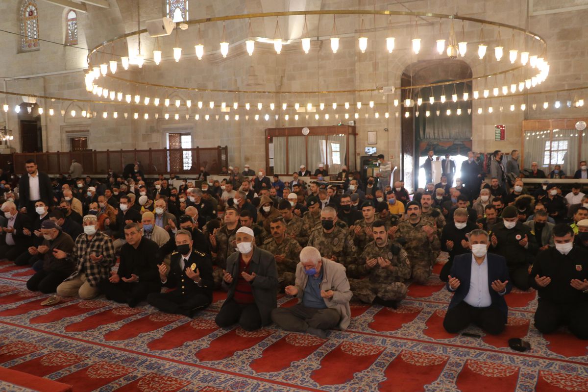 Trakya'da camilerde ramazanın ilk cuma namazı kılındı