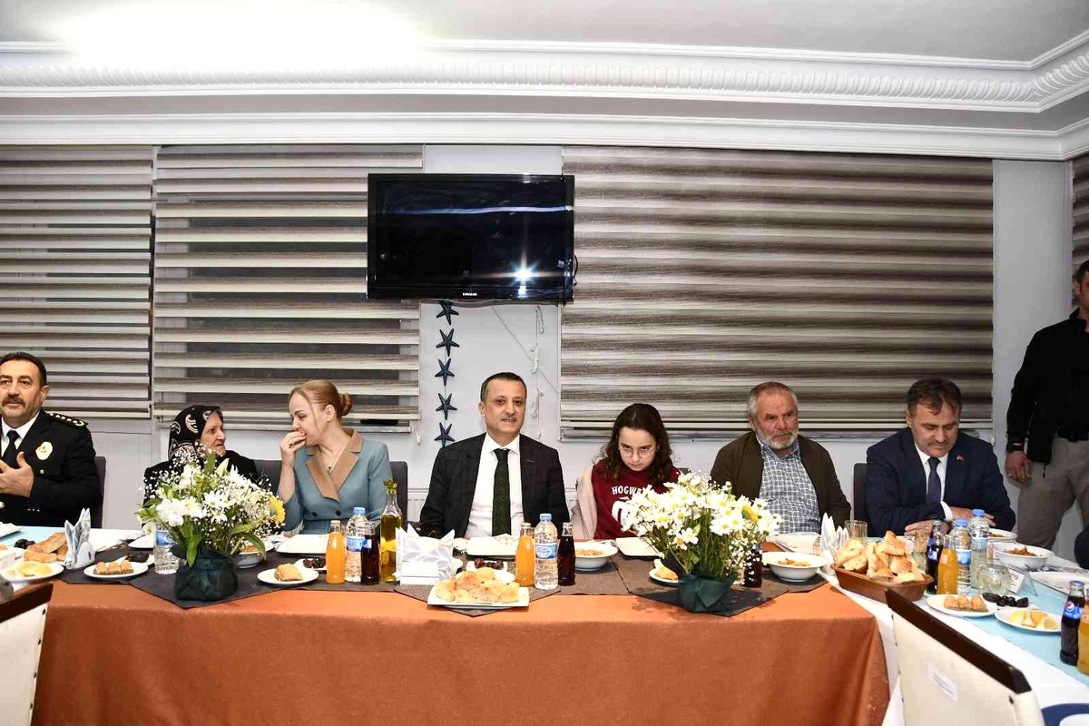 Vali Taşbilek şehit aileleri, gaziler ve yakınları ile iftarda bir araya geldi