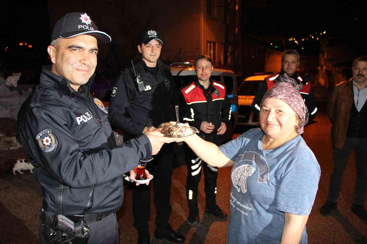 Amasya\'da kavga ihbarına gelen polislere sürpriz yaptılar