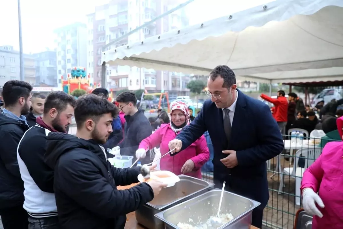 Aynı sofrayı paylaşıyor, birlikte oruç açıyor