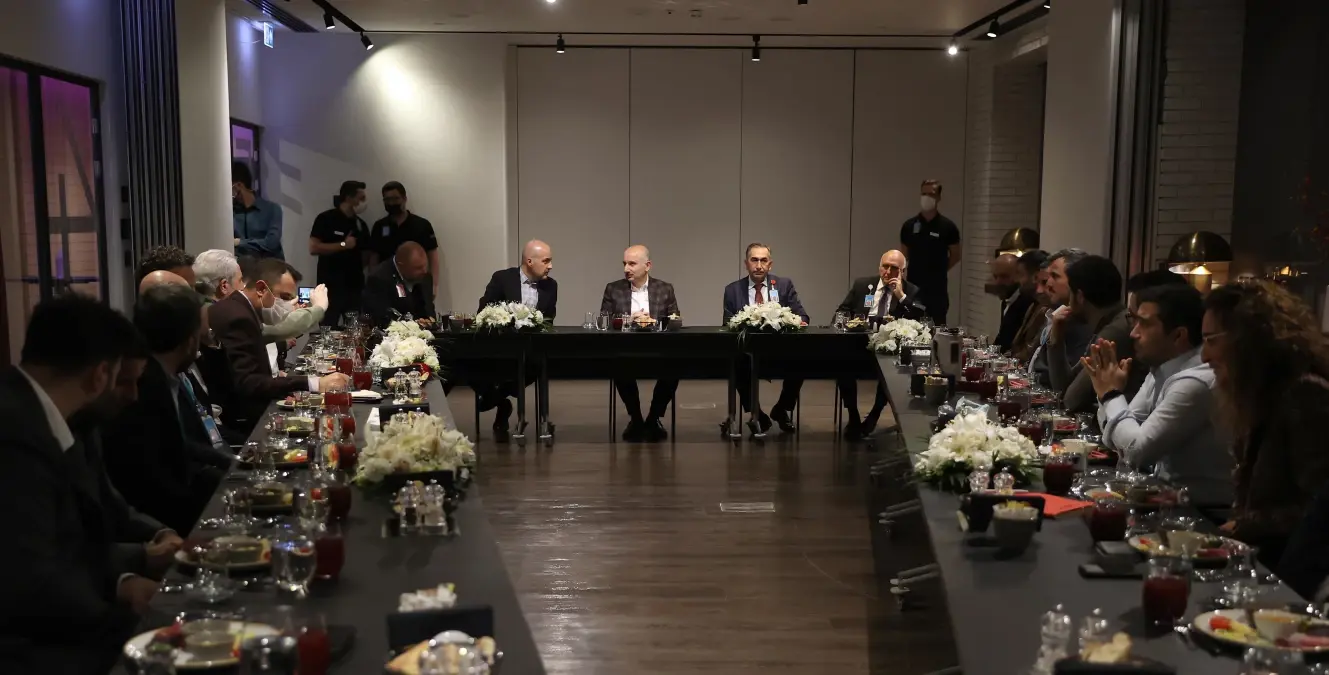 Bakan Karaismailoğlu İstanbul Havalimanı'nda basın mensuplarıyla bir araya geldi (2)