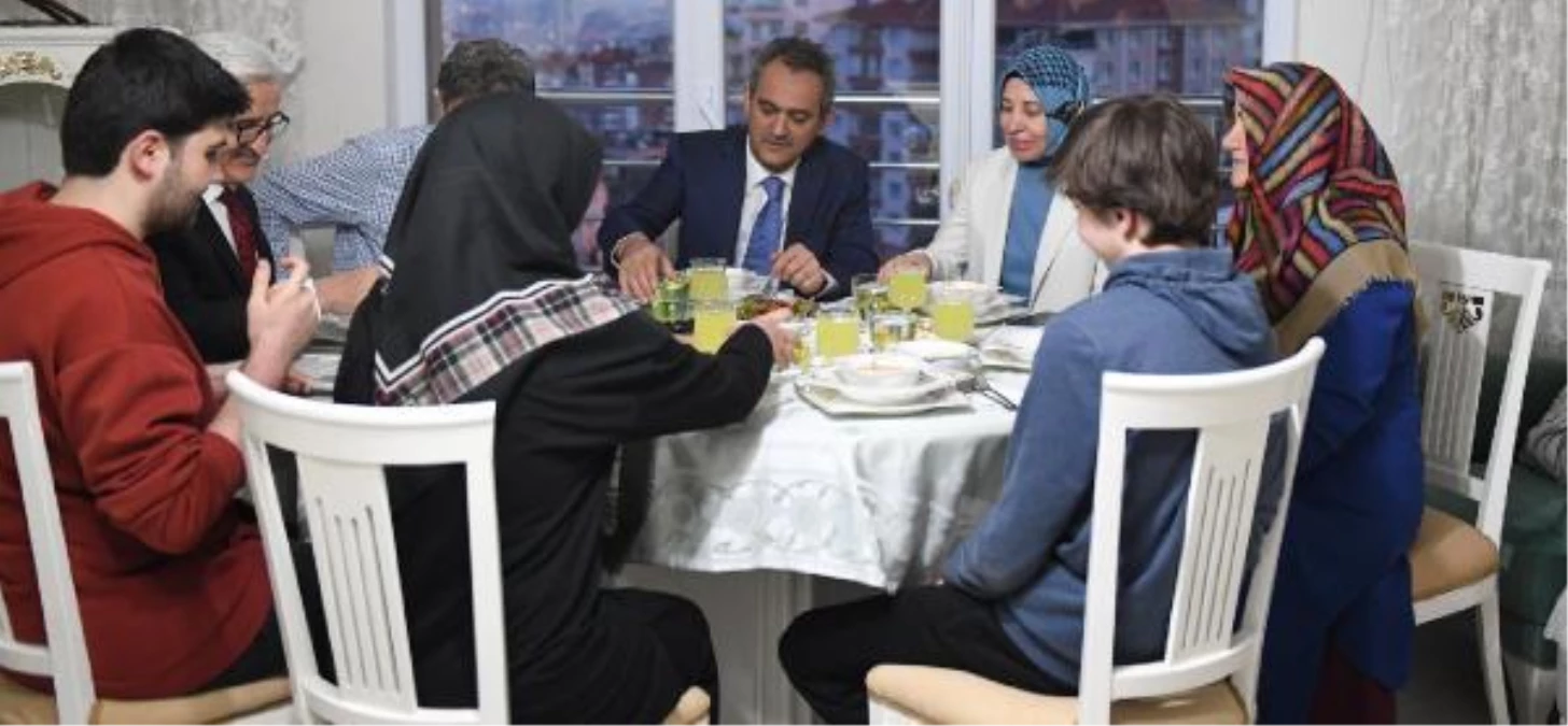 Milli Eğitim Bakanı Özer ve eşi, öğretmen çiftin iftar sofrasına konuk oldu
